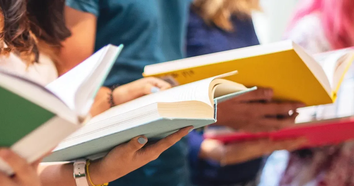 Estudiantes del colegio leyendo en grupo
