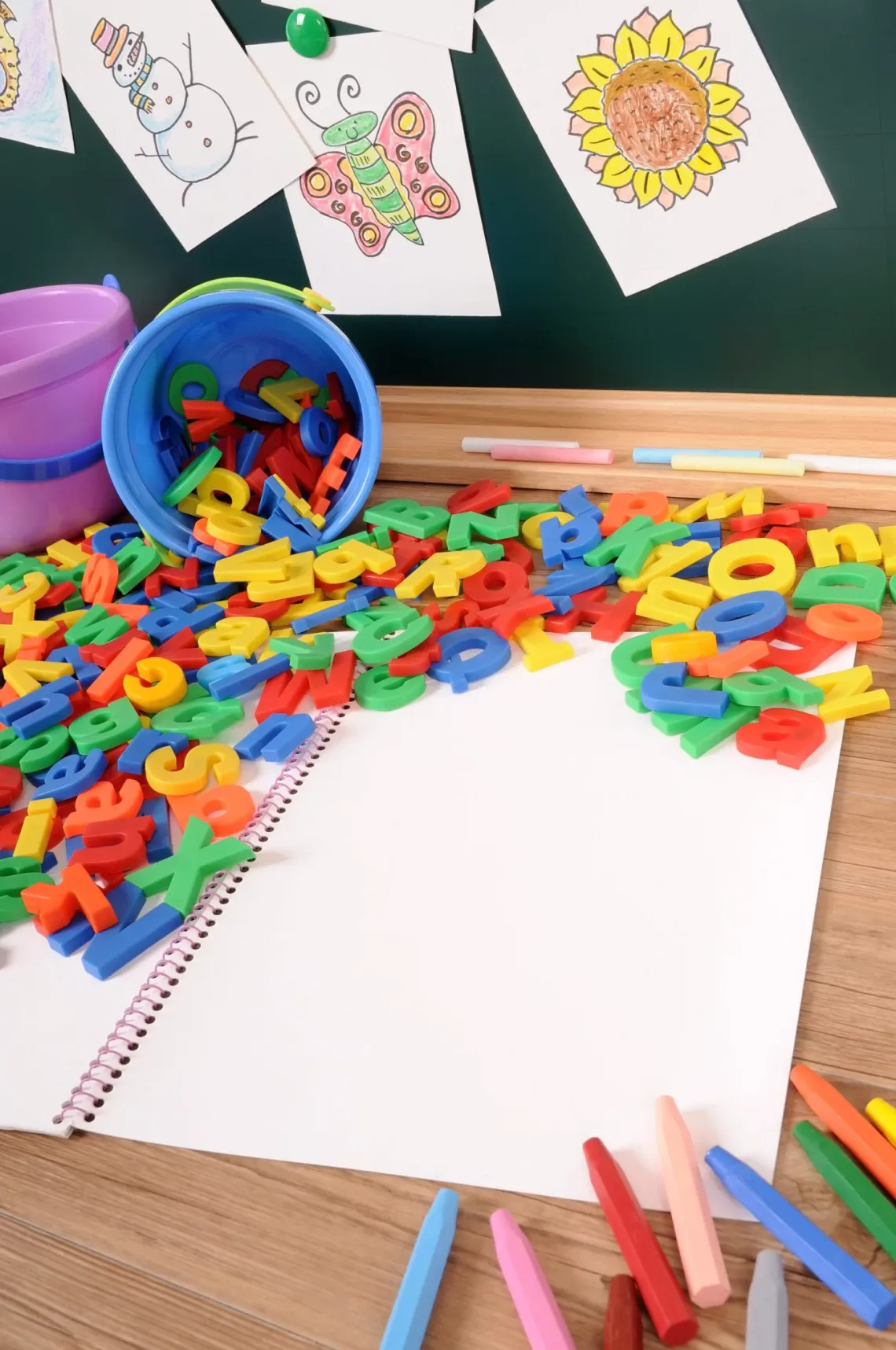 Materiales de inglés y dibujos de los niveles parvularios del colegio
