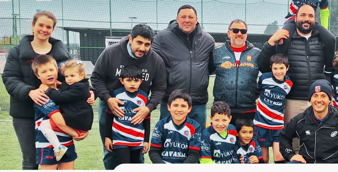 Equipo de rugby infantil del Club Deportivo del colegio con sus entrenadores