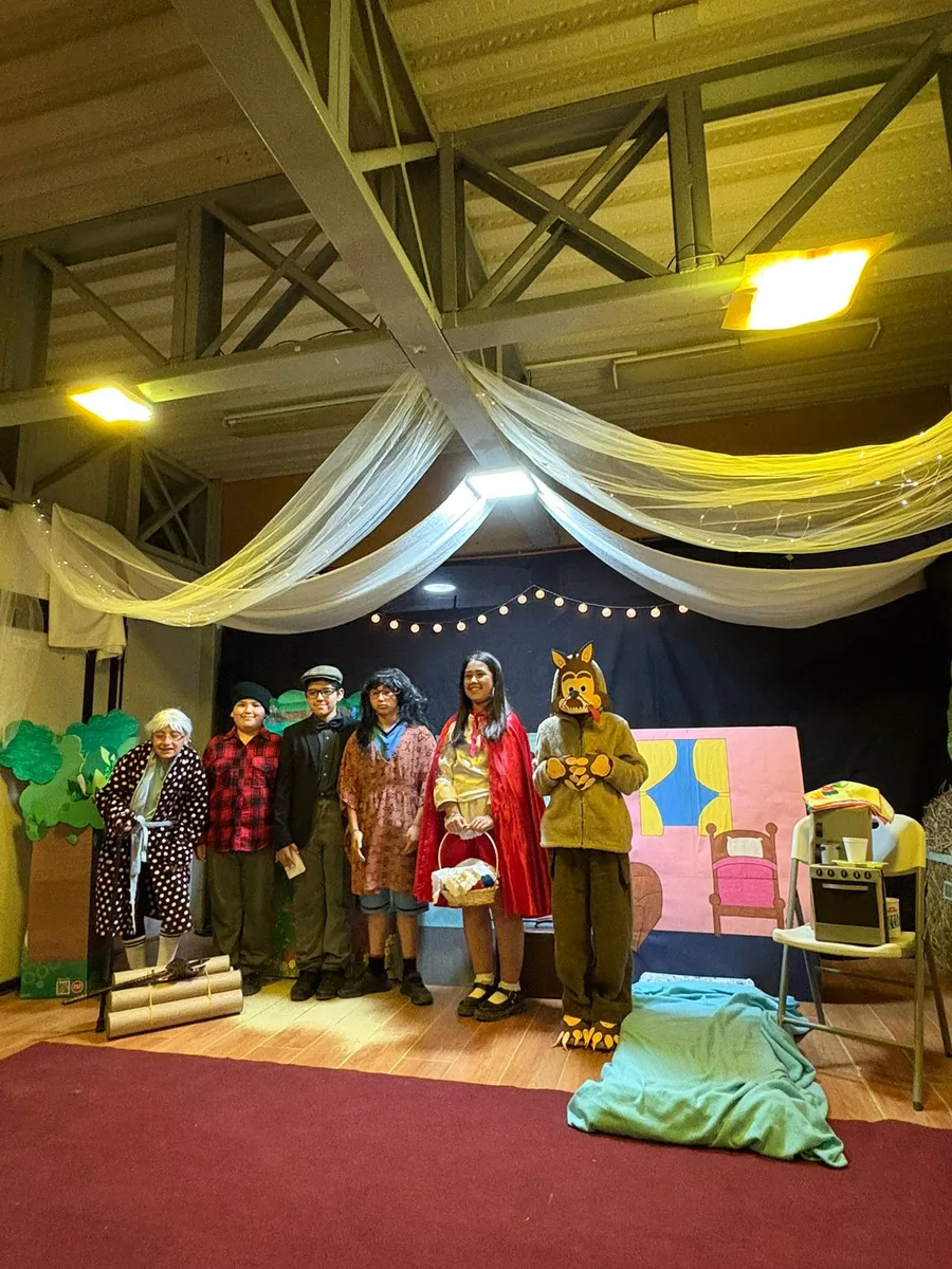 Obra dramática de 5° básico: estudiantes disfrazados en un escenario decorado recreando cuentos clásicos