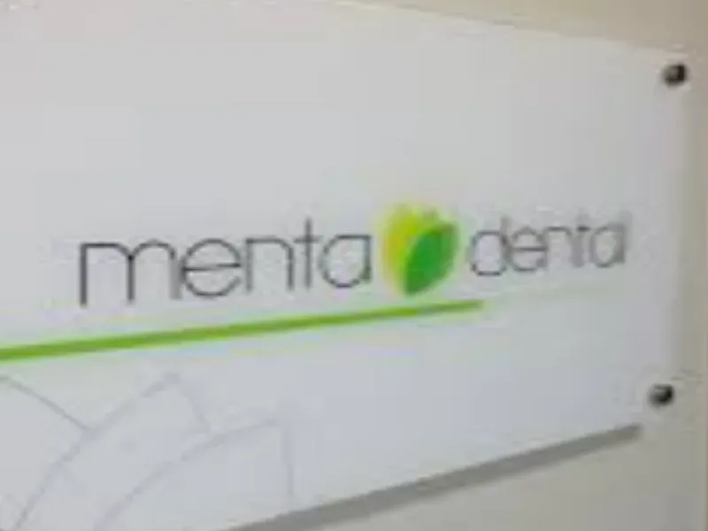 Señalética de pared para clínica dental con logo verde