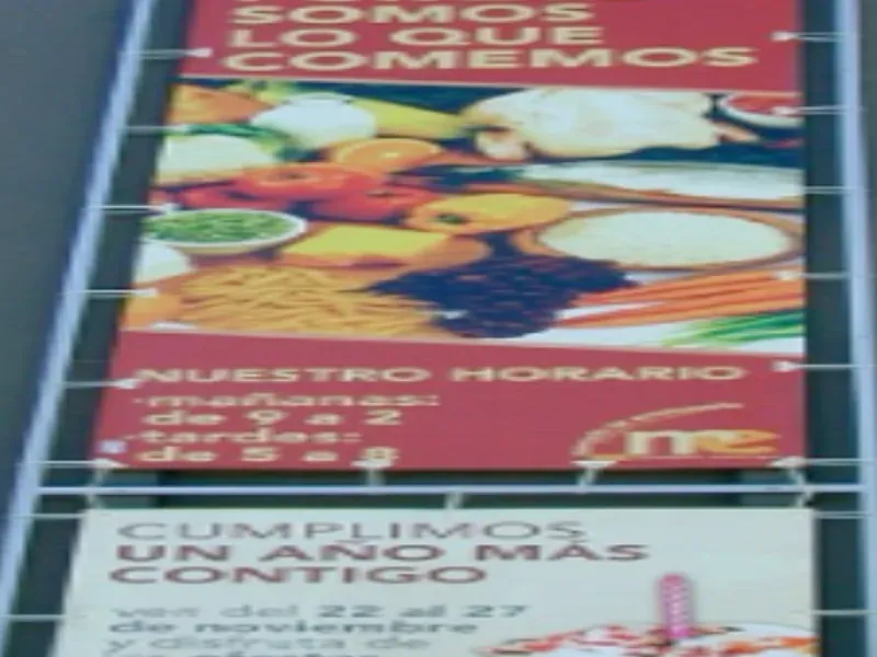 Vidriera de restobar con gráfica adhesiva y horarios impresos
