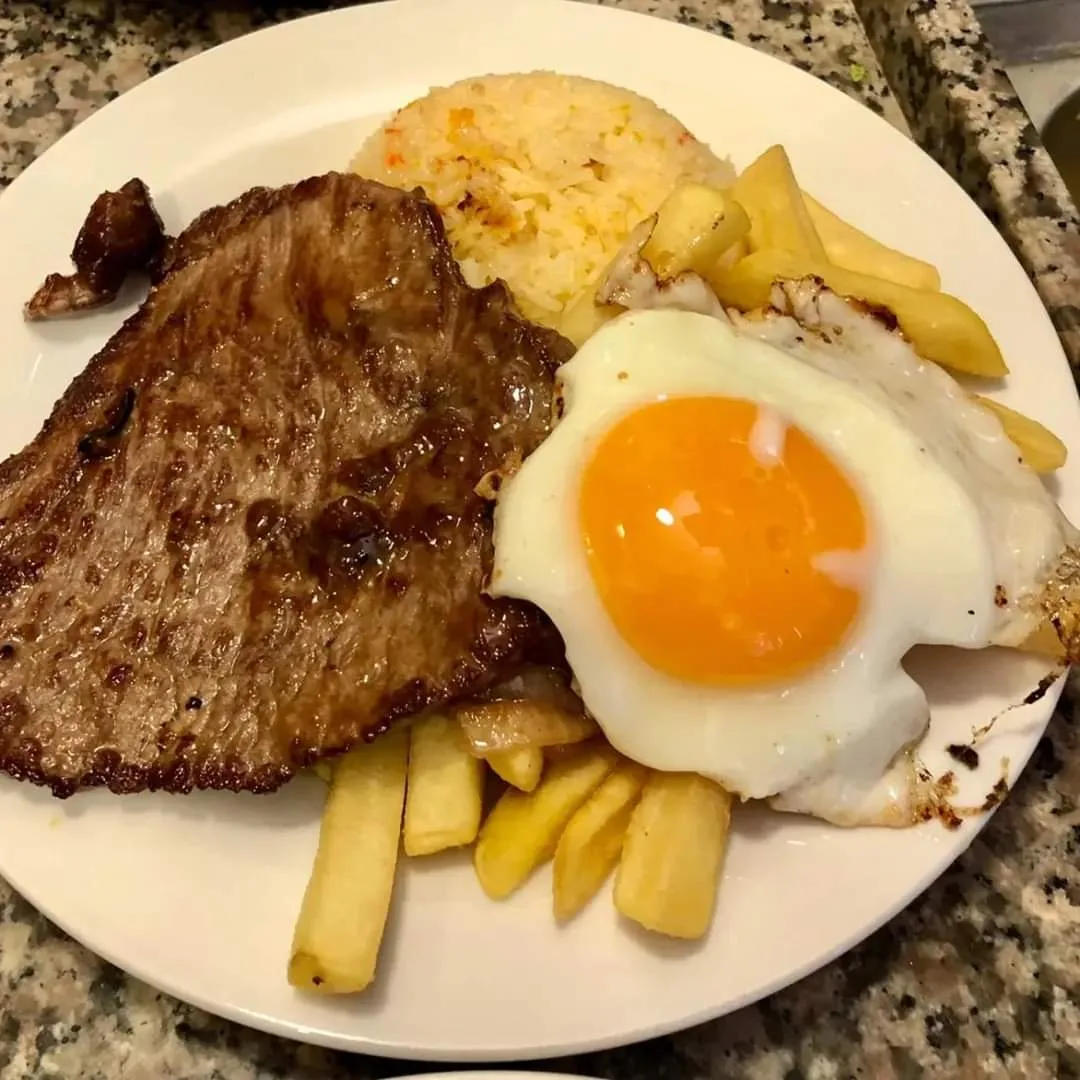 Churrasco con huevo servido en Come Rico