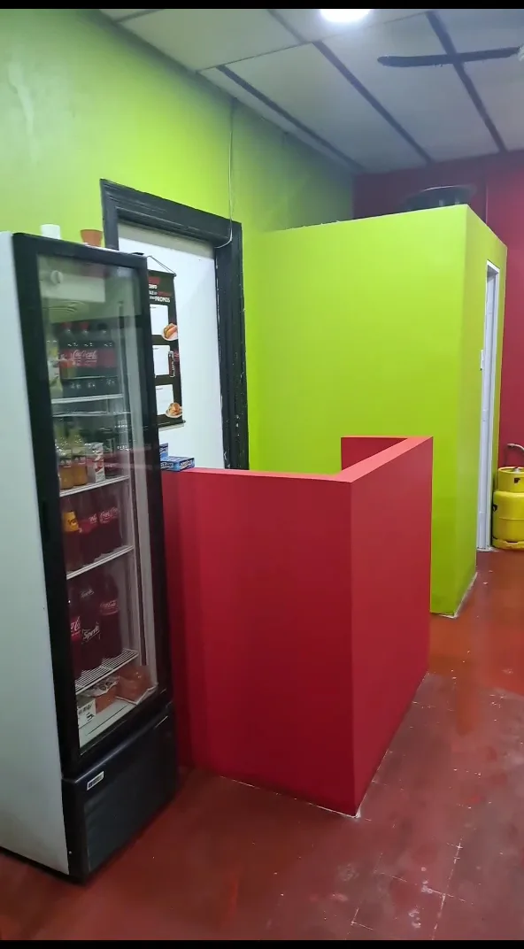 Mesón interior de Come Rico con refrigerador y mostrador