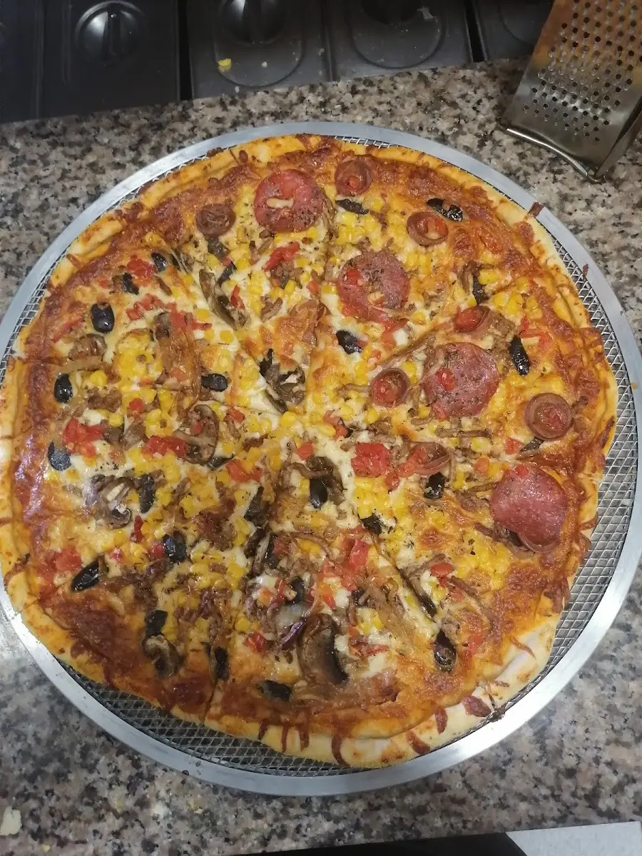 Pizza familiar servido en Come Rico