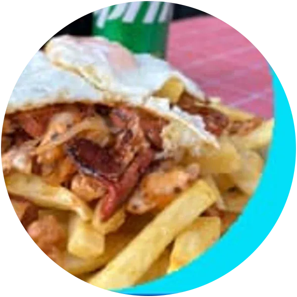 Chorrillana con huevo frito encima de las papas