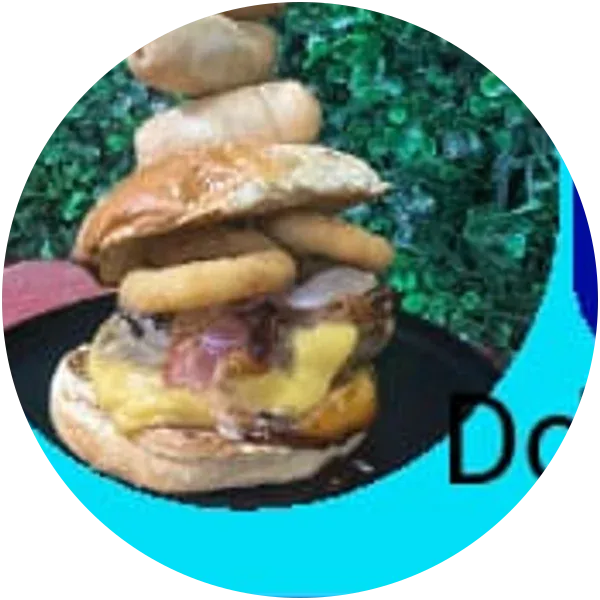 La doble tentación: torre de hamburguesa doble carne de Come y Calla