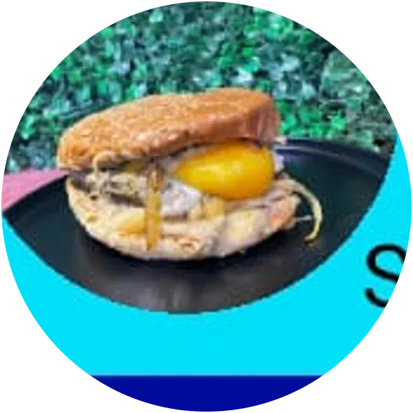Hamburguesa vaquera a lo pobre de Come y Calla con huevo frito encima