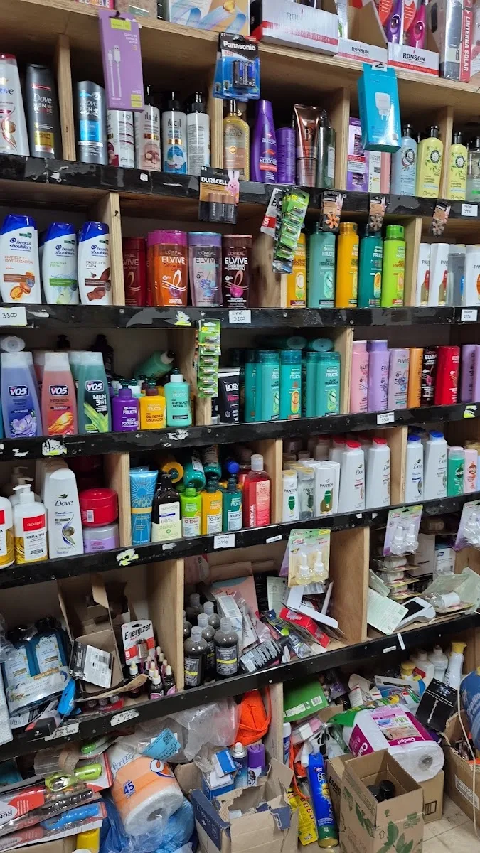 Repisas de Comercializadora A y L con shampoo, cosmética y productos de aseo personal