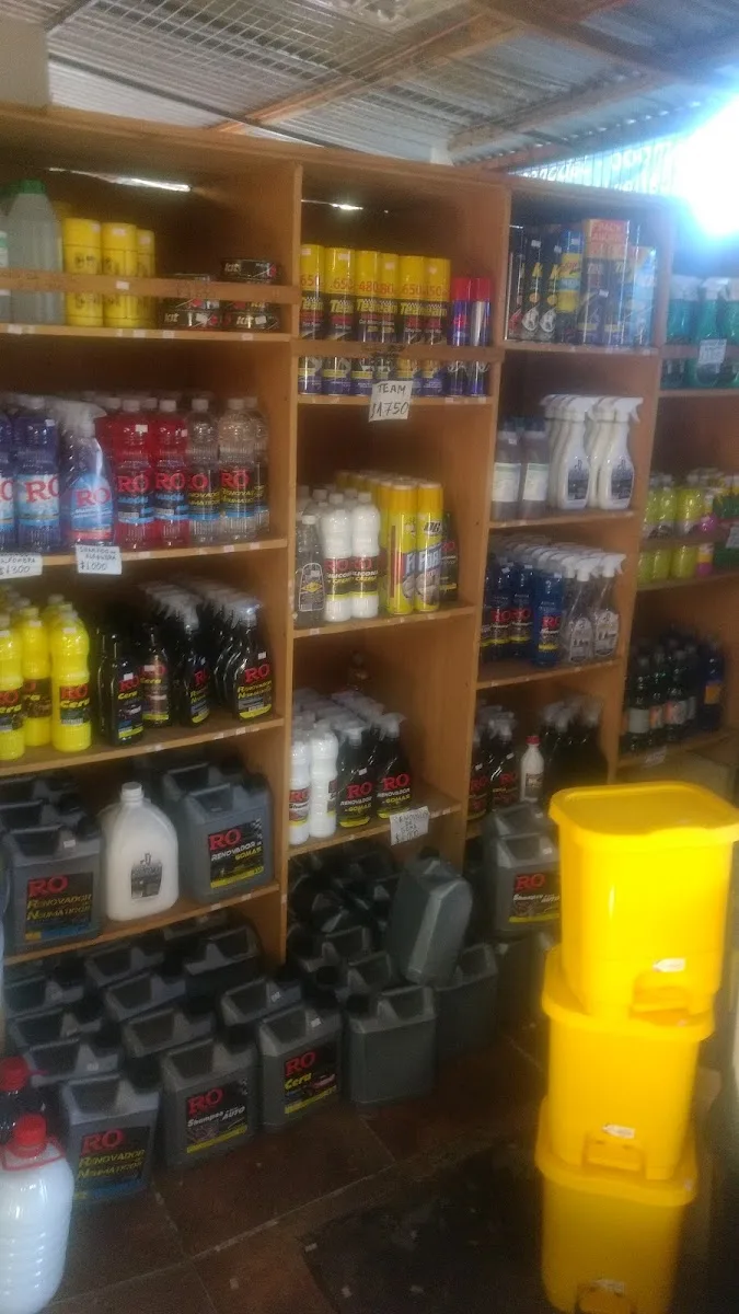 Estantes de madera de Comercializadora A y L con la línea RO de cuidado para automóviles y contenedores amarillos