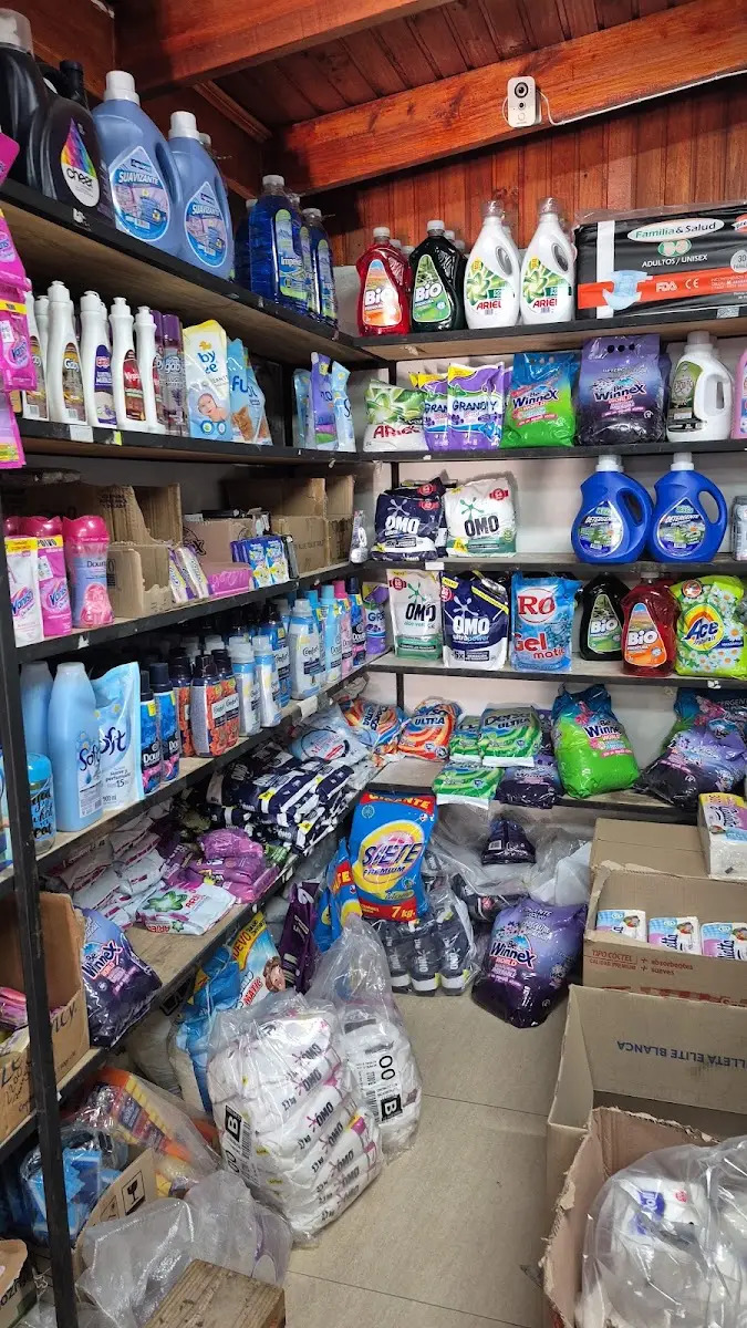 Góndola de Comercializadora A y L con detergentes OMO, Ariel, Winex y Ace hasta el techo