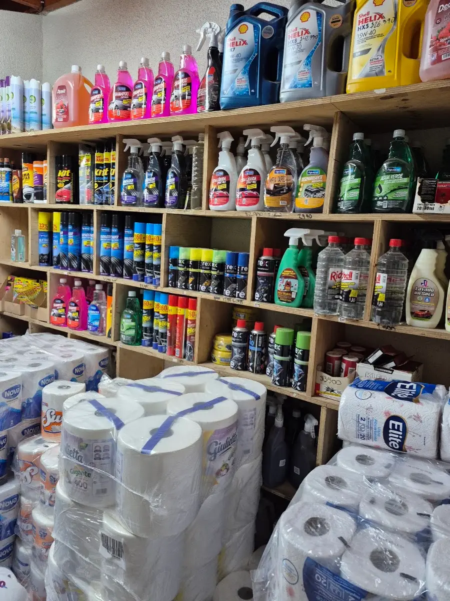 Interior de Comercializadora A y L con paquetes de papel higiénico Elite y artículos de bazar