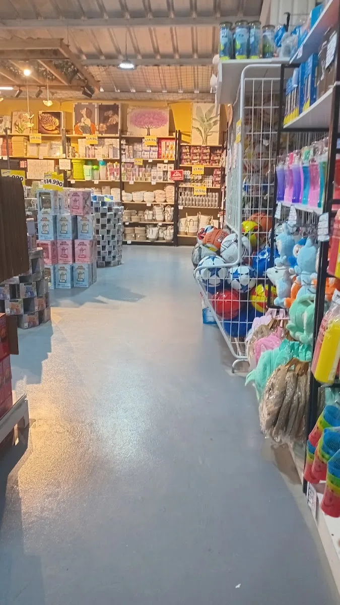 Pasillo de juguetes y peluches en Comercializadora Oriente Talca