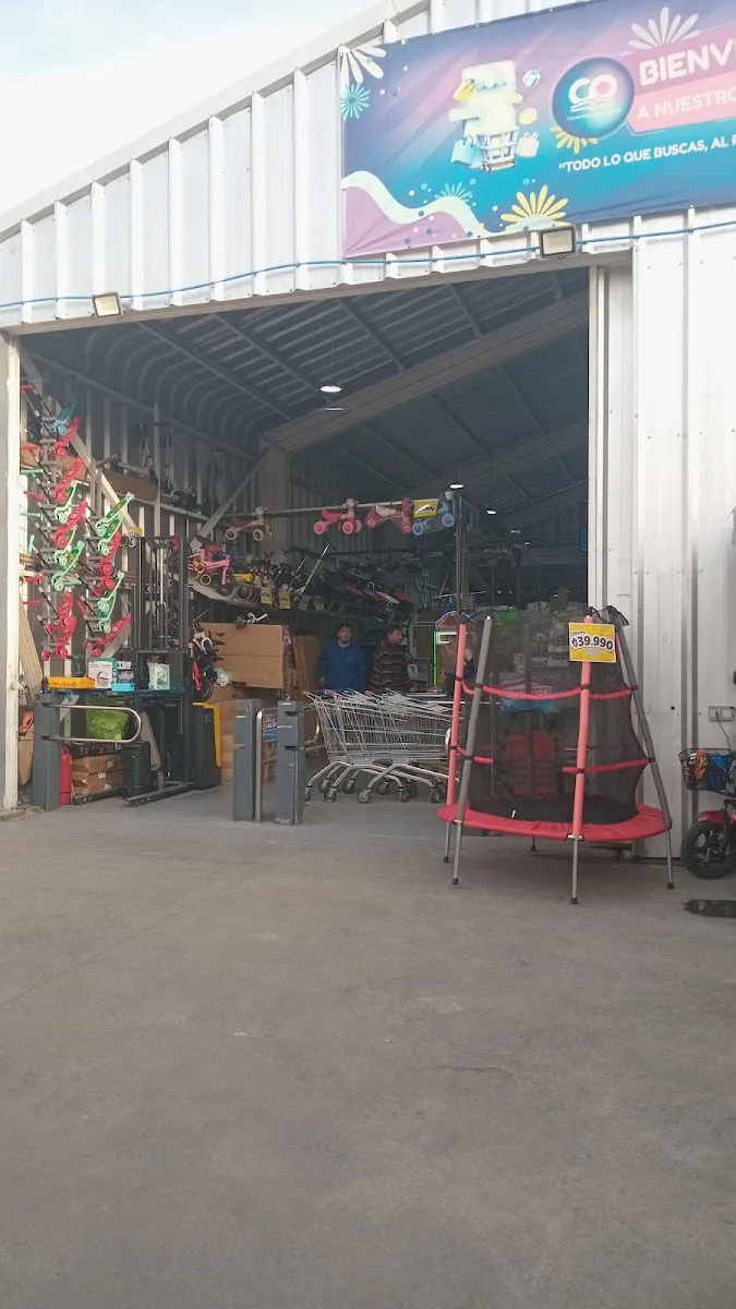 Trampolines e inflables en el galpón de Comercializadora Oriente Talca