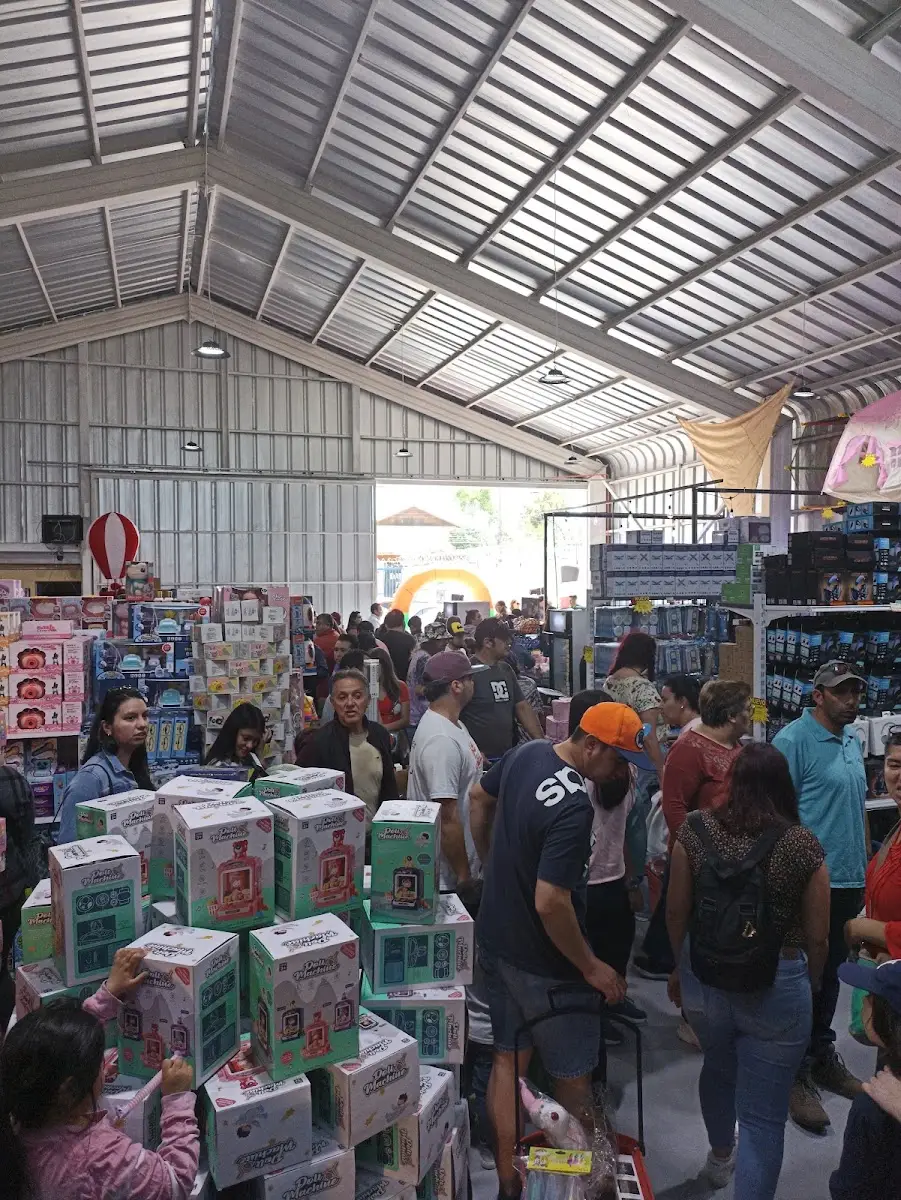 Clientes recorriendo el galpón de Comercializadora Oriente