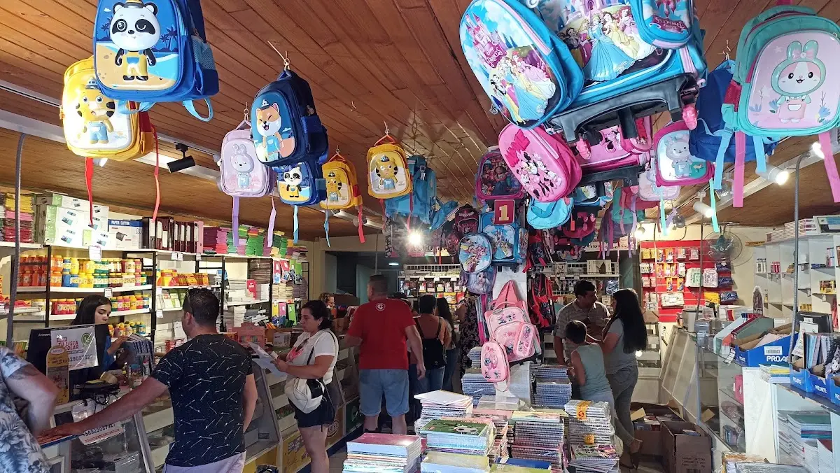 Muro de mochilas y útiles en Comercializadora Oriente Talca