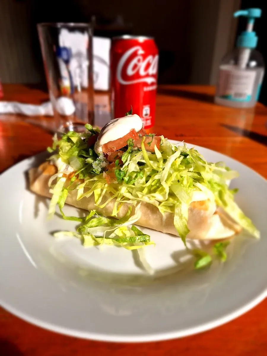 Plato mexicano con lechuga, queso rallado y salsa
