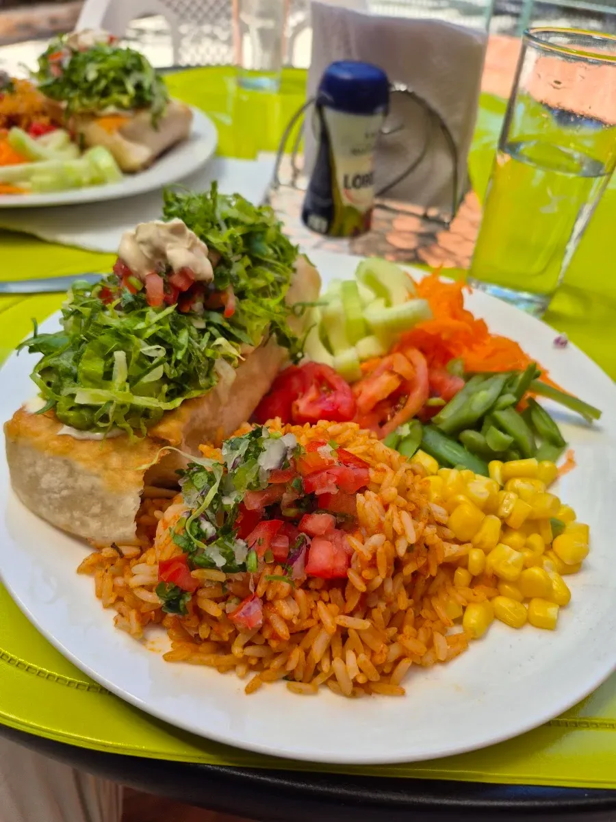 Plato de tacos con arroz rojo, porotos y ensalada servido en Comida Rápida Mexicana