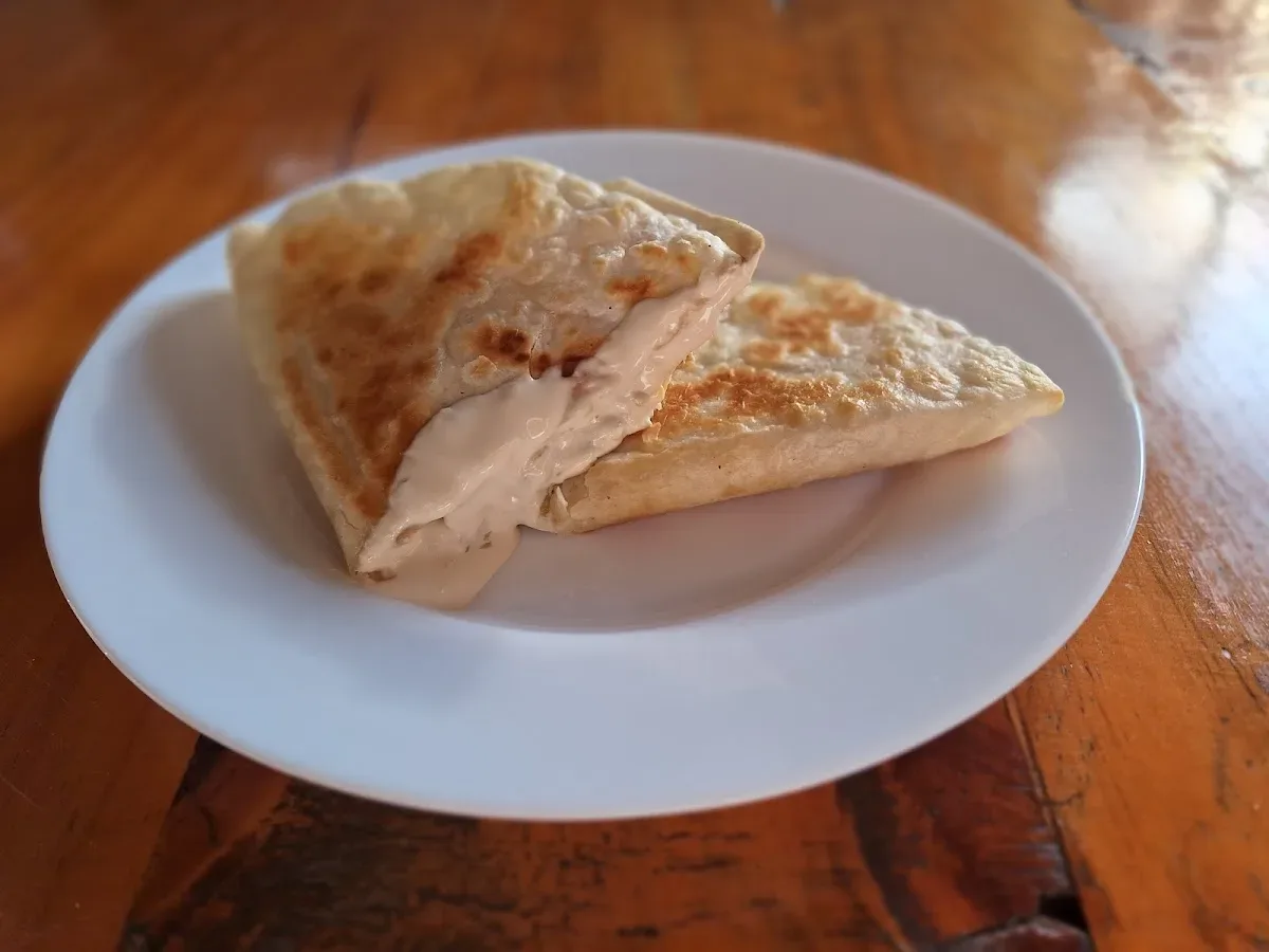 Quesadilla cortada con queso derretido