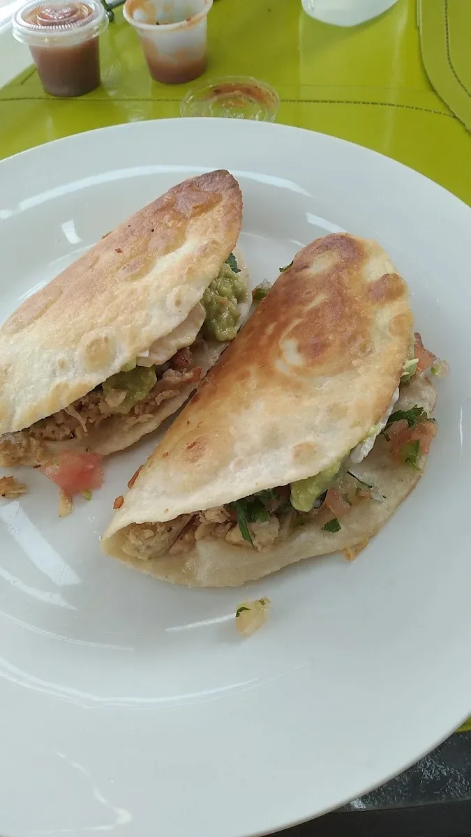 Tacos dorados crujientes servidos en el local