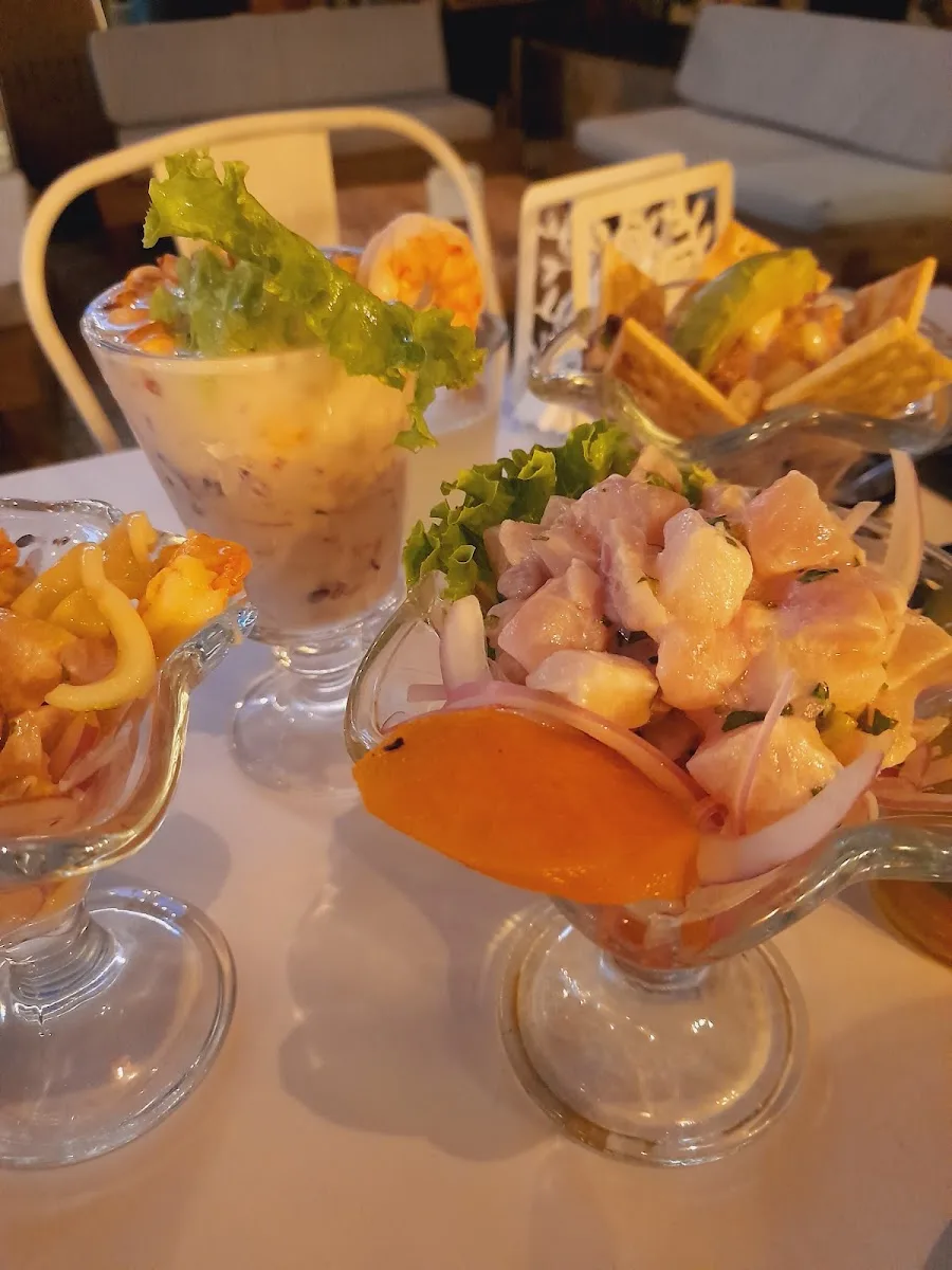 Tres copas de ceviche con leche de tigre en la mesa del restaurante
