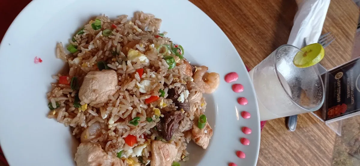 Arroz chaufa con pollo, carne y camarones visto desde arriba