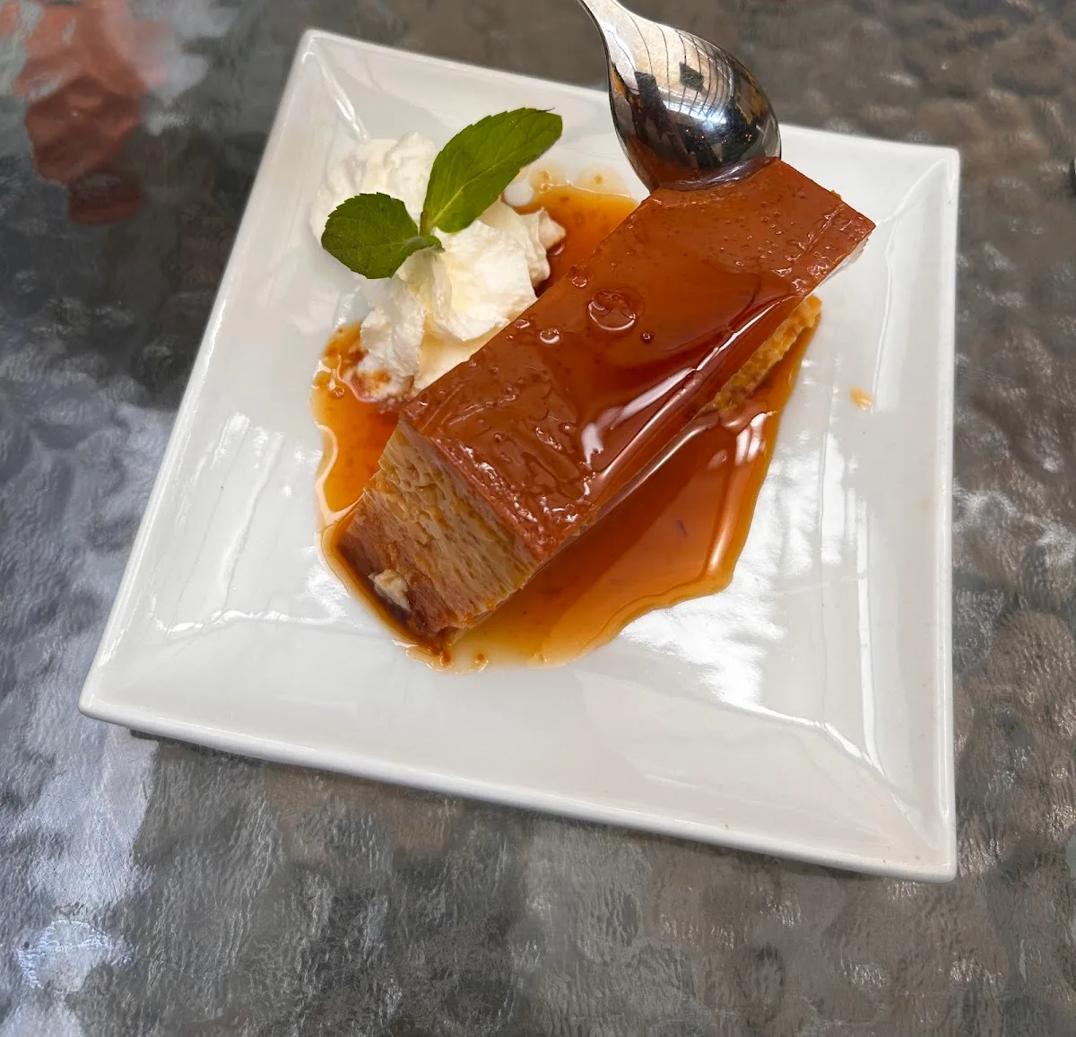 Plato de la casa con salsa y arroz, montado en plato blanco