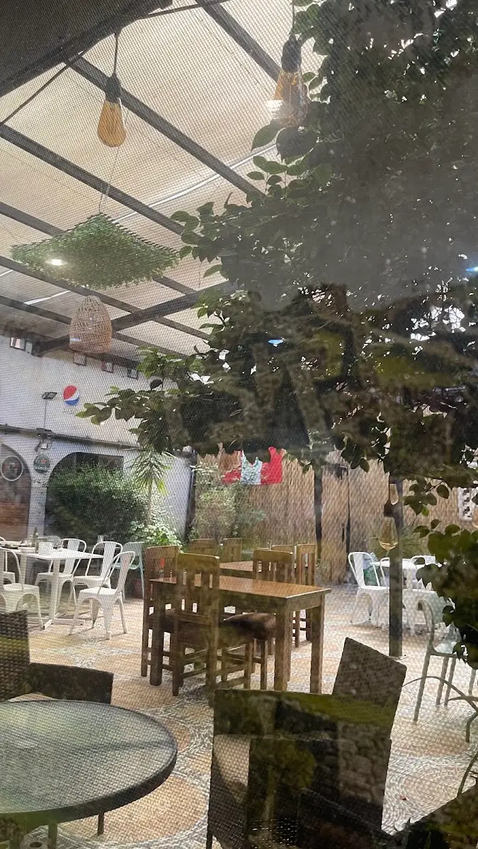 Terraza con árbol y mesas al aire libre de Como en Perú