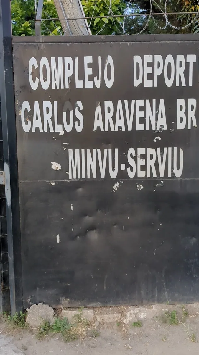 Letrero de entrada del Complejo Deportivo Carlos Aravena del MINVU-SERVIU