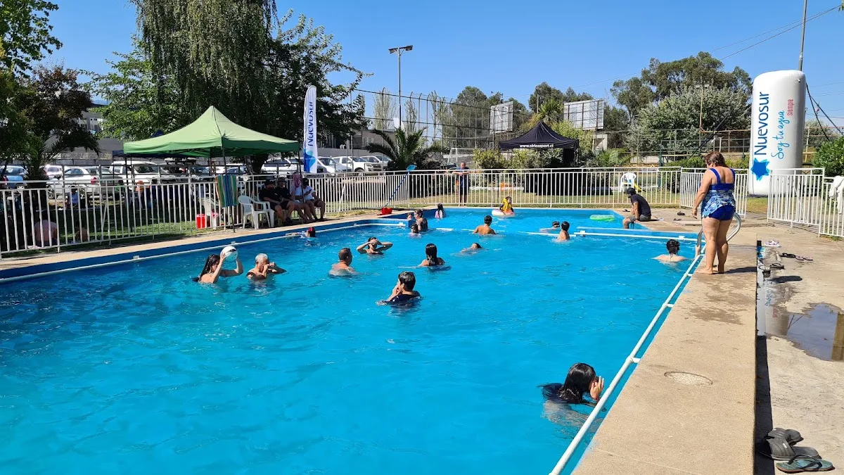 Piscina al aire libre del Complejo Deportivo Carlos Aravena un día de verano