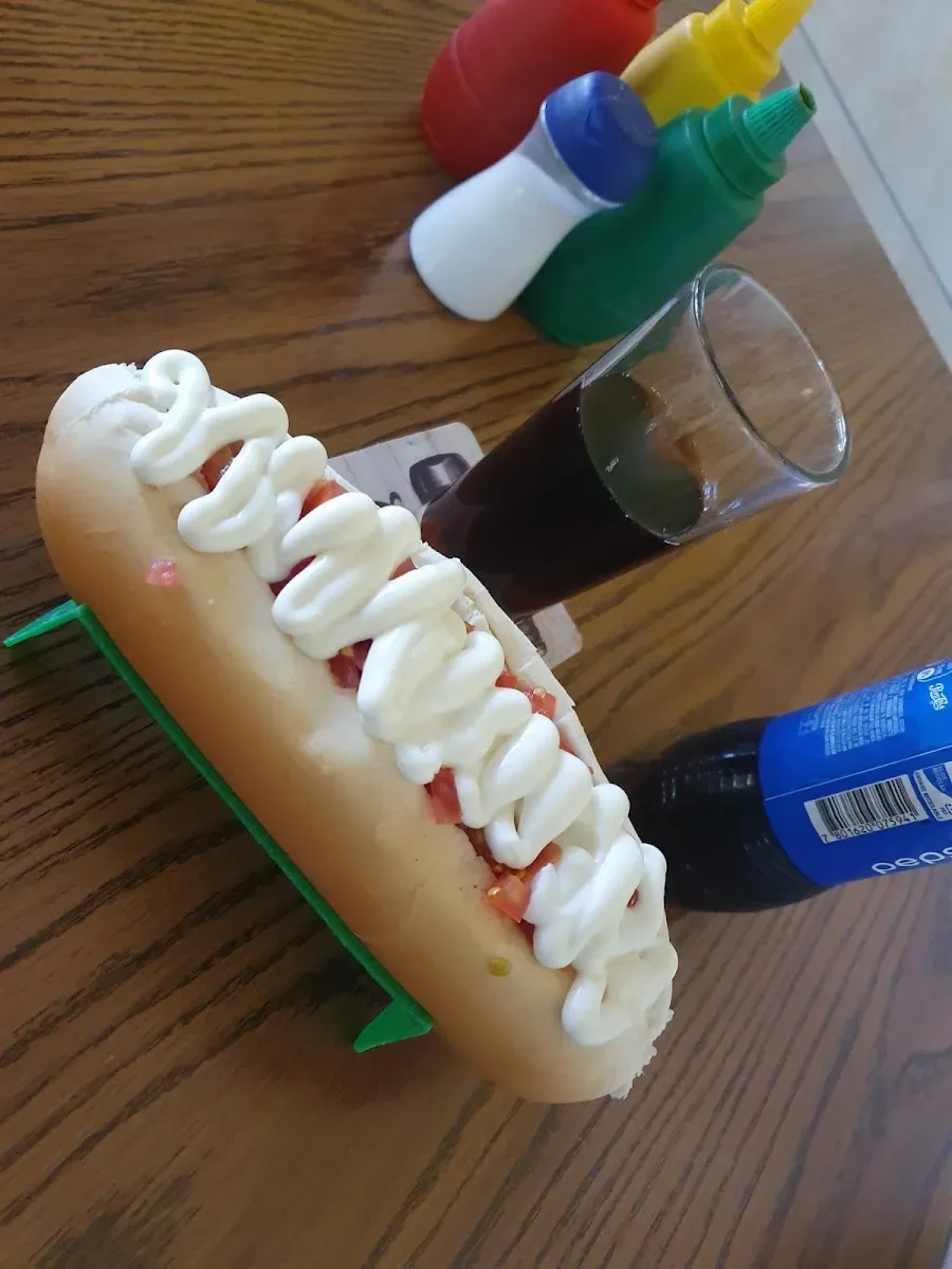 Completo con tomate y mayonesa servido en Comple-Tito