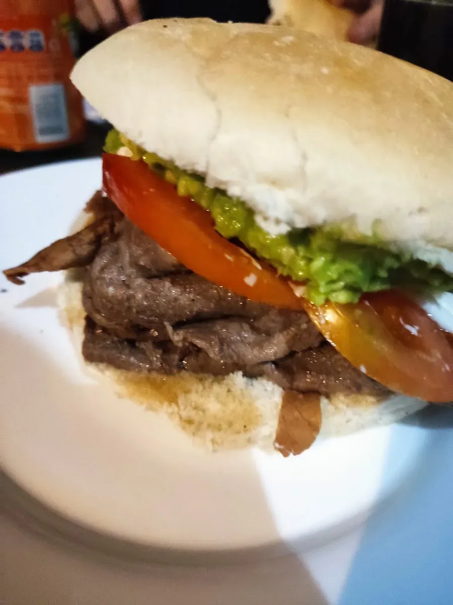Churrasco italiano con palta, tomate y carne a la plancha en Comple-Tito