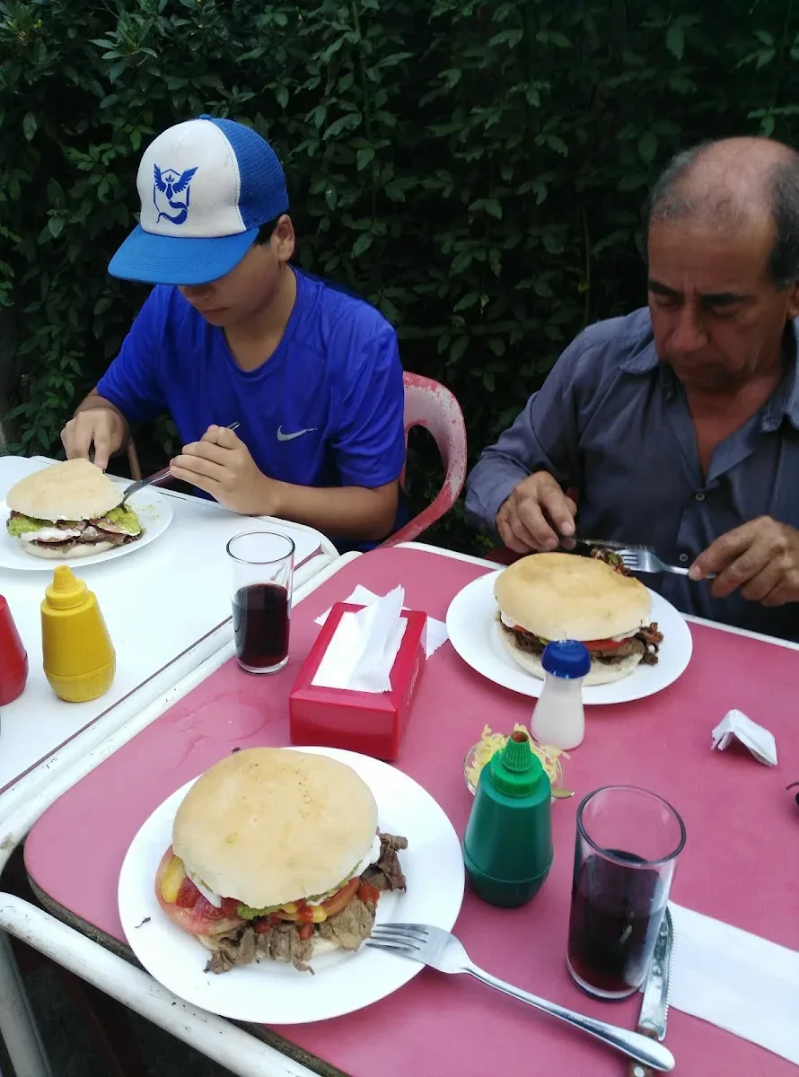 Clientes almorzando sandwiches en la mesa de Comple-Tito