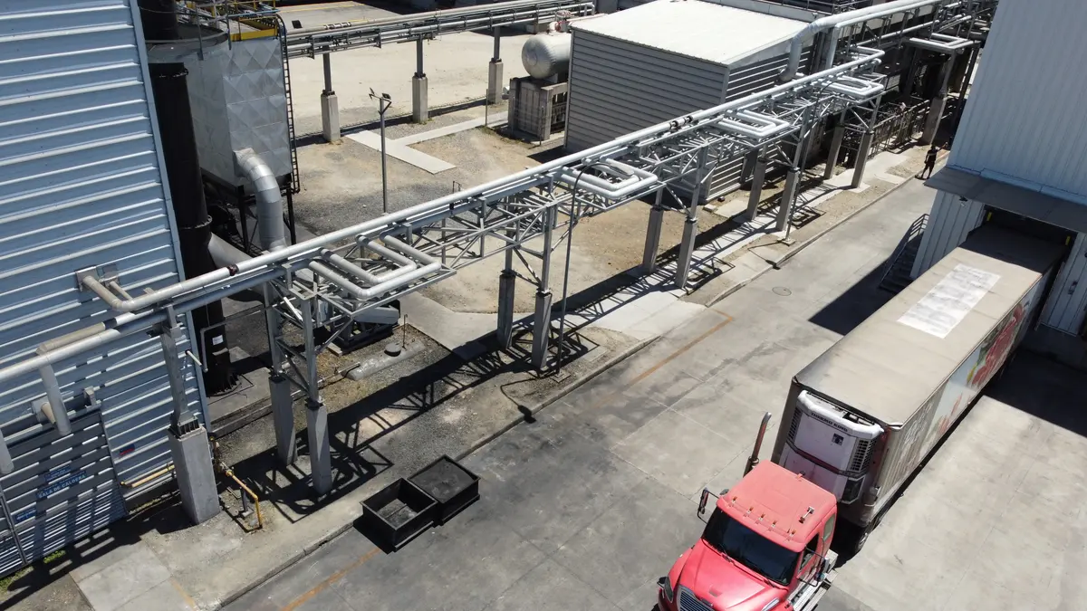 Corredores de fajas y estructuras metálicas de una planta industrial