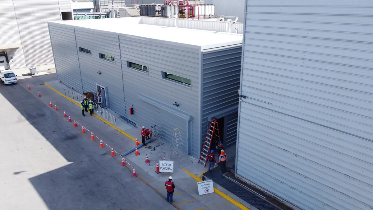 Galpón industrial con camiones en el patio, construido por CONEQUIP
