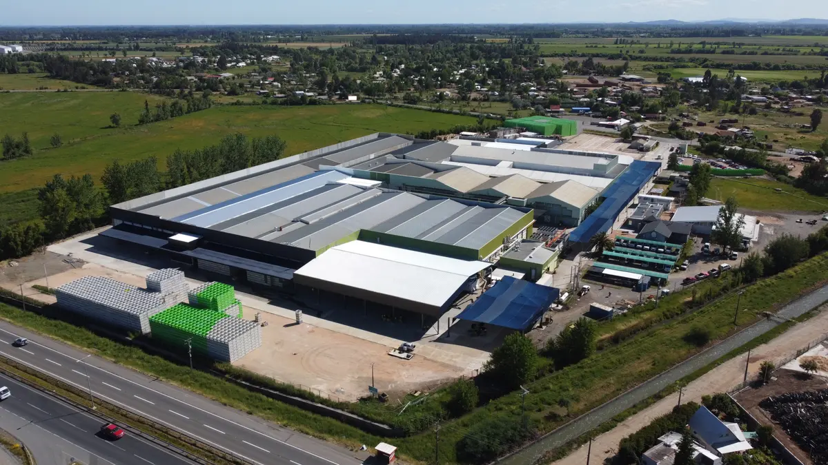 Planta agroindustrial con techumbre vista desde drone