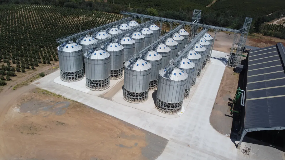 Batería de silos metálicos construida por CONEQUIP, vista aérea