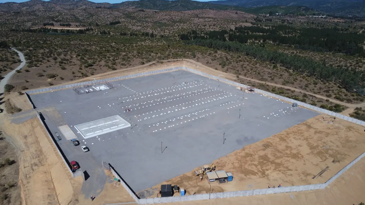 Terreno nivelado y compactado para losa industrial, vista aérea