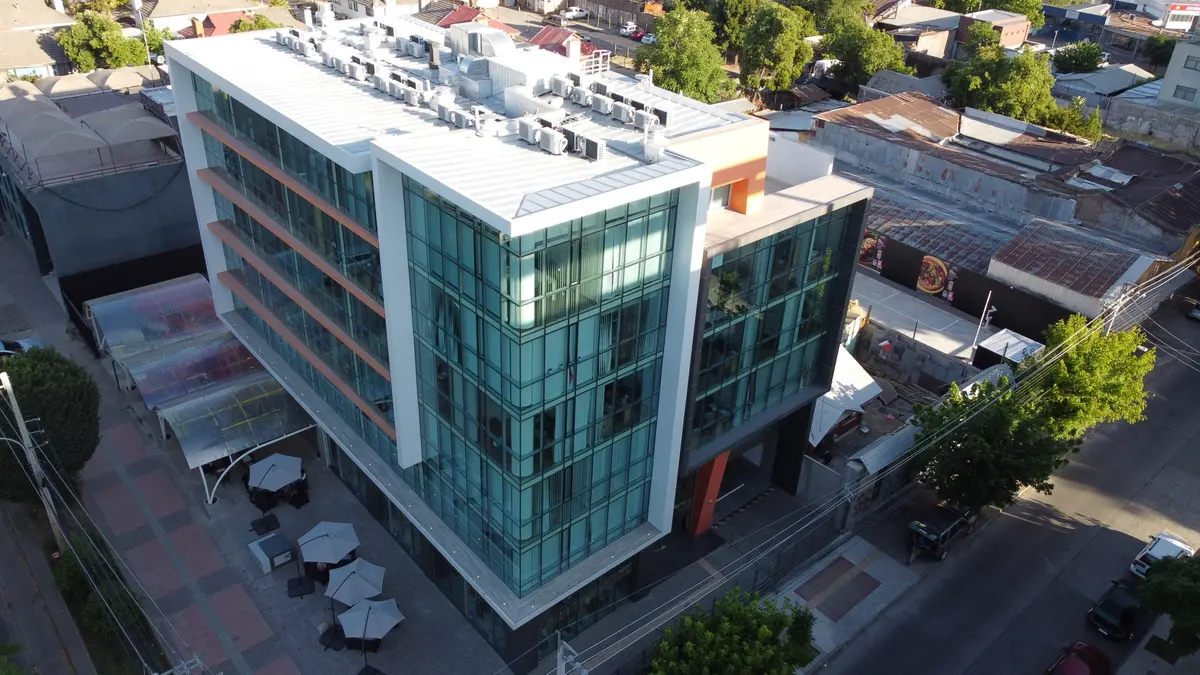 Torre de oficinas con fachada de vidrio terminada por CONEQUIP