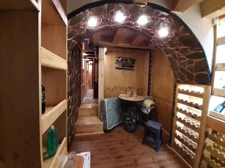 Interior terminado en madera y piedra de una obra de Letelier