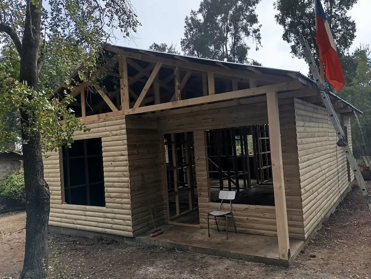 Quincho de madera con techumbre construido por Construcciones Letelier