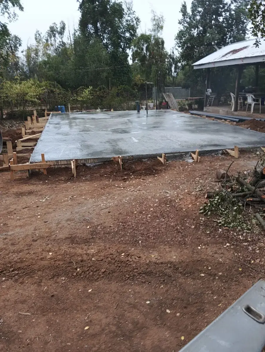 Radier de hormigón recién terminado en una obra de Construcciones Letelier
