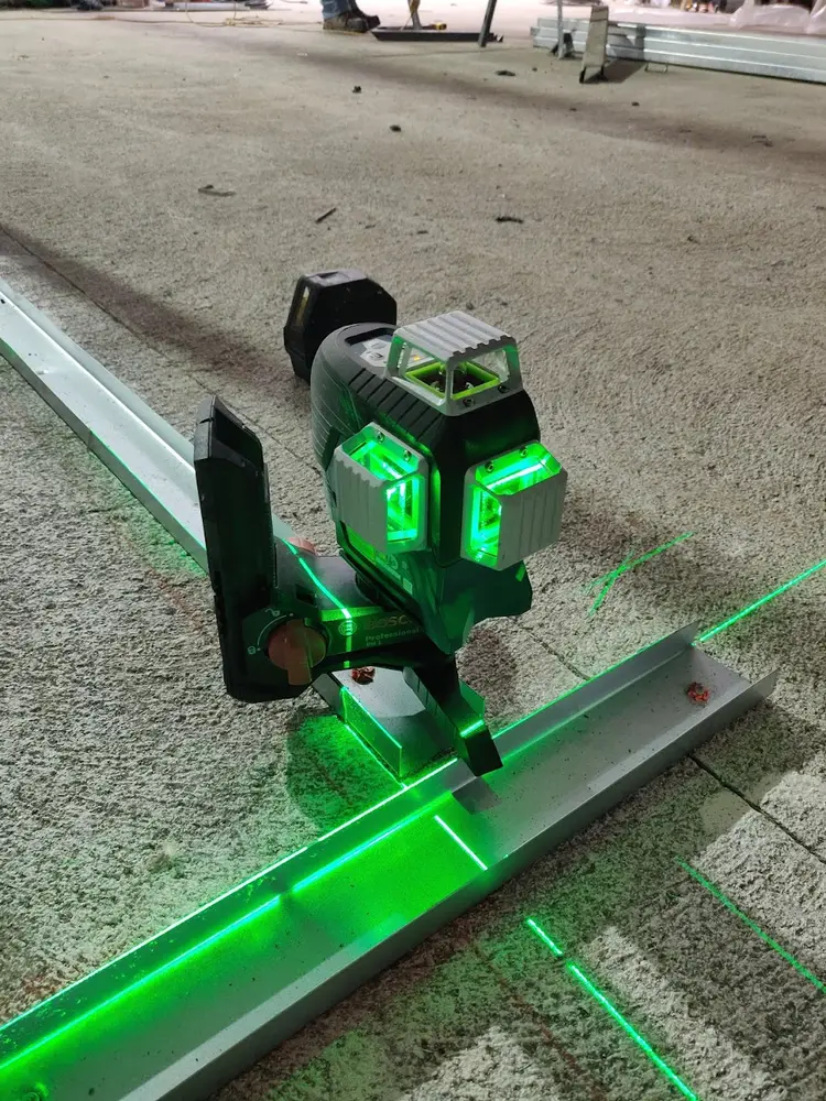 Nivel láser en trabajo de obra de Constructora Gilaco