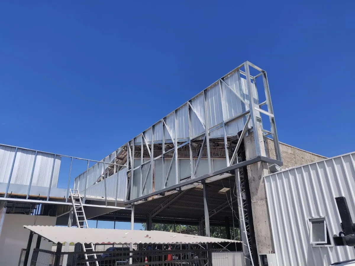Cerchas metálicas de techumbre contra el cielo, obra de Constructora Gilaco