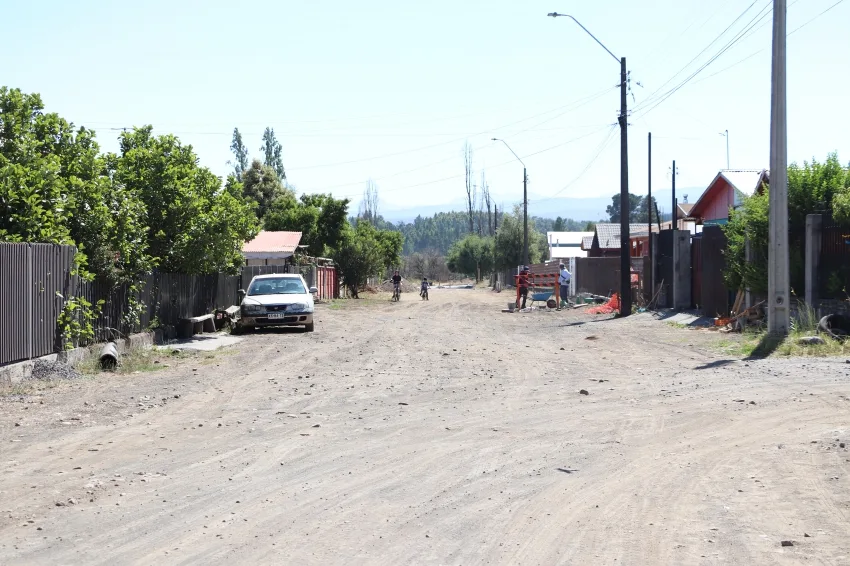 Calle de Huépil en obras de alcantarillado con trabajadores y señalización