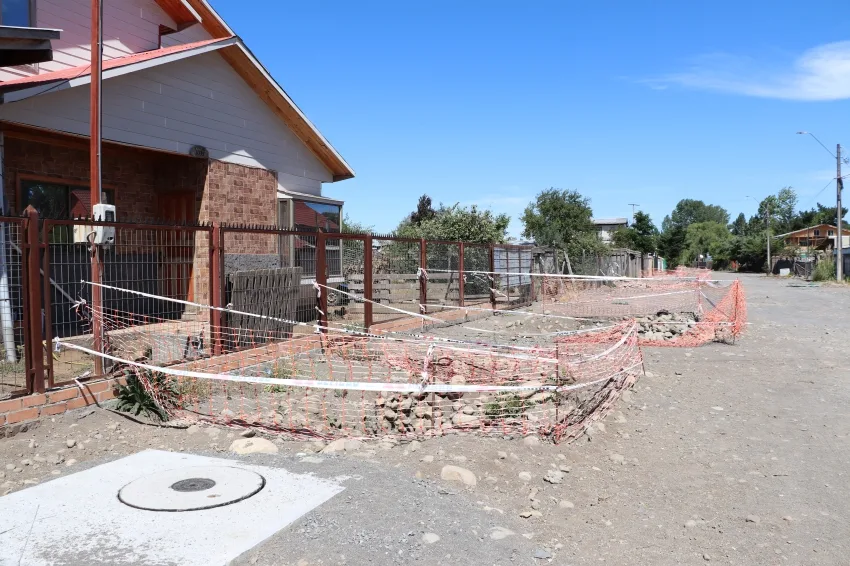 Cámara de inspección nueva rodeada de malla de seguridad