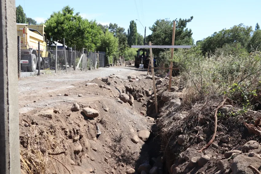 Zanja abierta con tubería en el pavimento