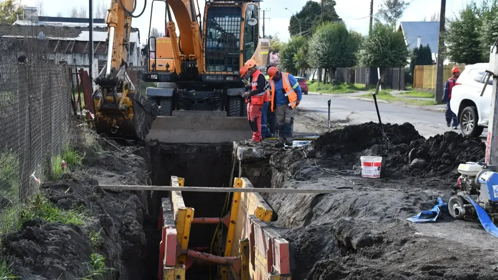 Cuadrilla y excavadora en la obra de alcantarillado y agua potable de Goycolea Norte, Yumbel