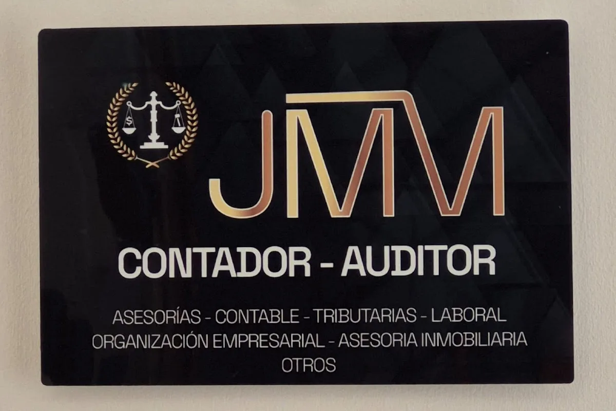 Placa JMM Contador Auditor: balanza dorada sobre fondo negro