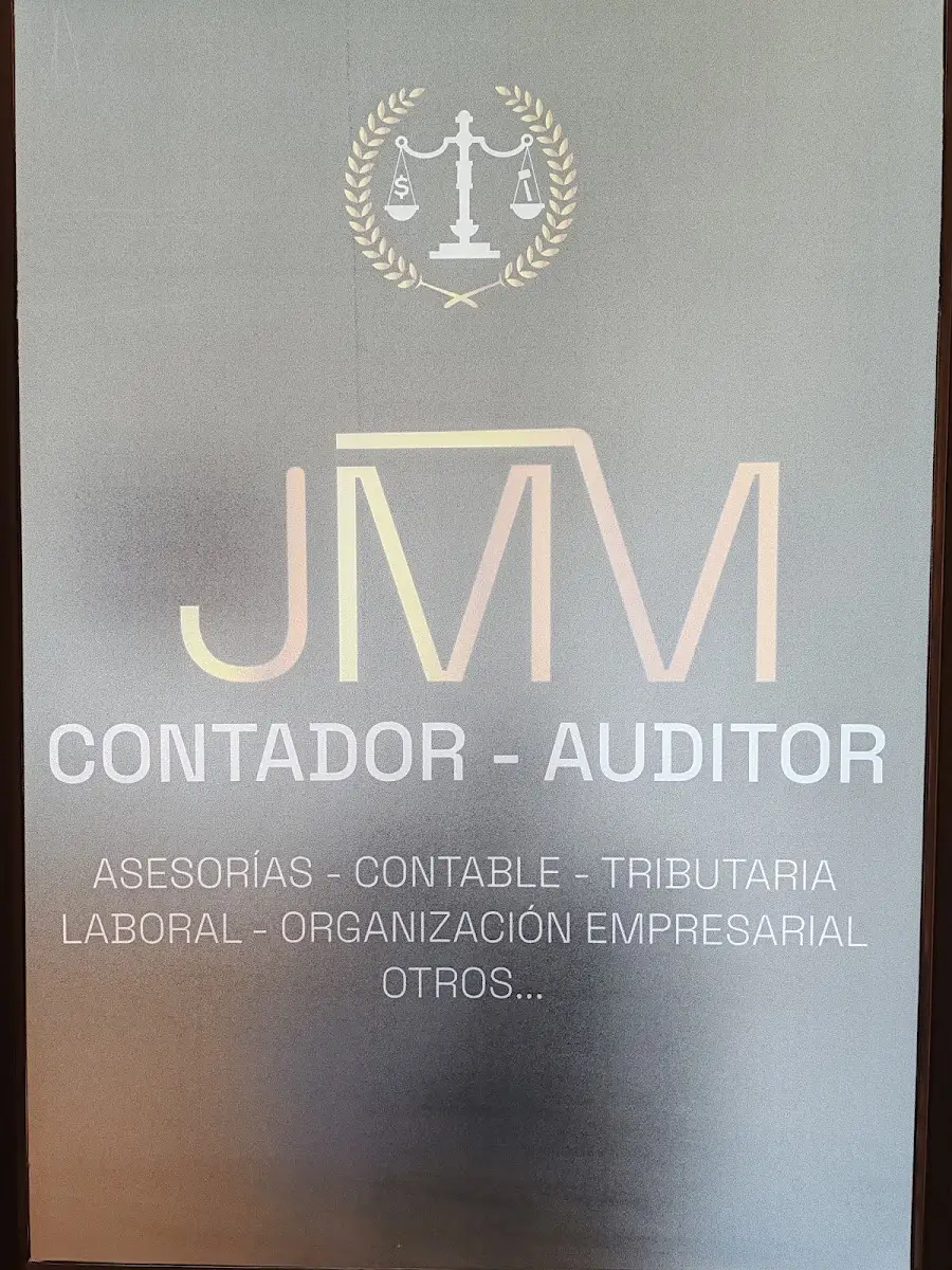 Puerta de vidrio esmerilado con el logo JMM Contador Auditor